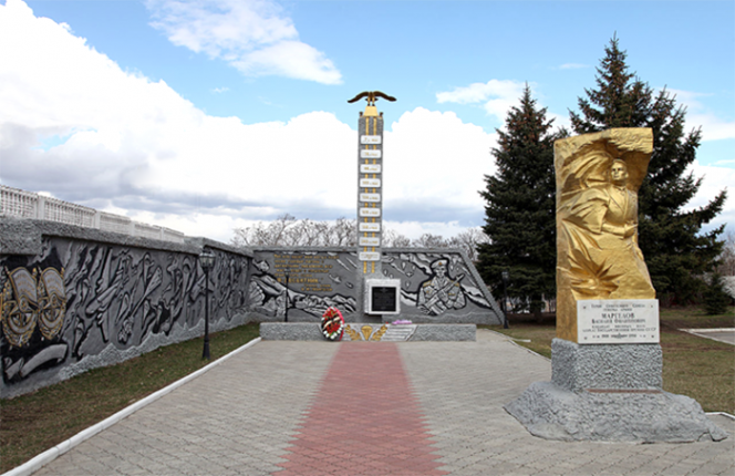 Памятник Василию Маргелову на территории РВВДКУ.