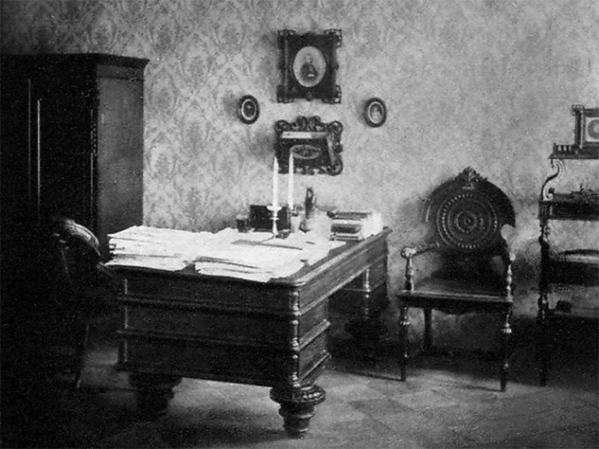 Рабочий кабинет Достоевского в последней квартире в Петербурге.