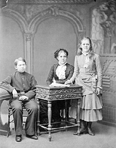Анна Григорьевна Достоевская с детьми Федором и Любовью. Петербург, 1883 г.