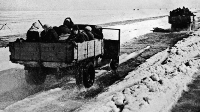 Эвакуация ленинградцев через Ладогу.