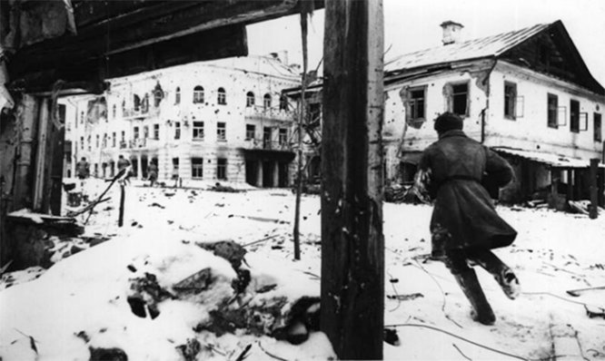Советские солдаты в бою на улице К. Либкнехта в Великих Луках.