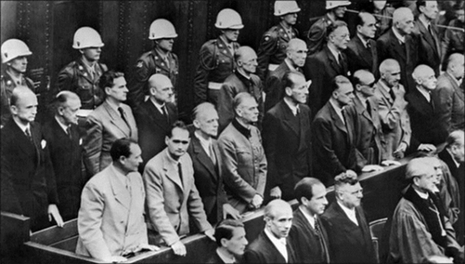 Скамья подсудимых Нюрнбергского процесса во время оглашения приговора, 1 октября 1946 года.