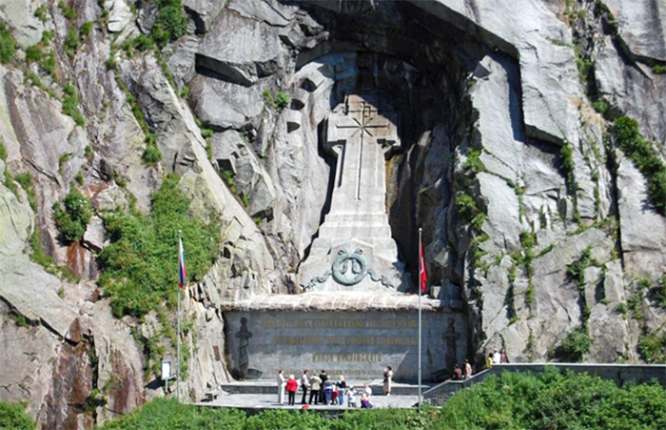 Памятник Суворову в швейцарских Альпах.