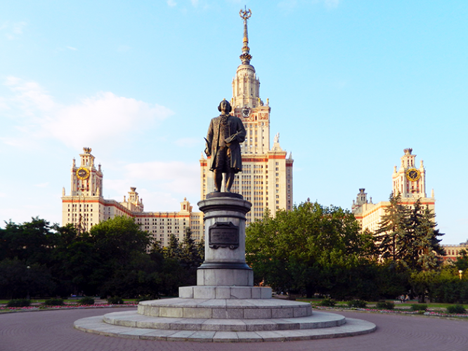 Памятник М. В. Ломоносову перед зданием МГУ на Воробьевых горах.