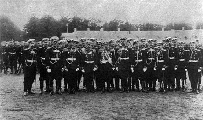 Офицеры Гвардейского экипажа перед парадом в Царском Селе. В центре группы командир экипажа, контр-адмирал граф Н. М. Толстой. 10 мая 1910 г.