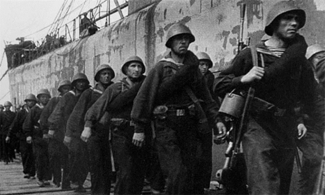 Морская пехота сходит на берег в Севастополе, 1942 г.