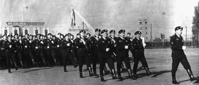 Парадный строй 336-го отдельного гвардейского Белостокского полка морской пехоты. Командир полка гвардии полковник В. И. Горохов. Балтийск, 1972 г.