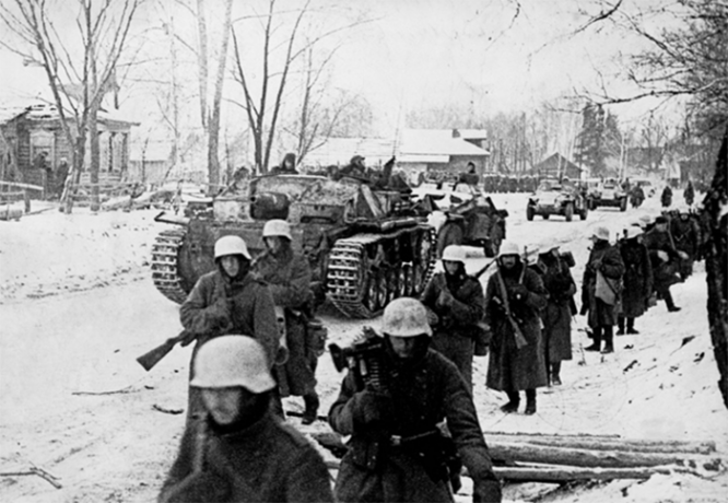 Немецкие части в одном из занятых под Москвой населенных пунктов. Декабрь 1941 г.