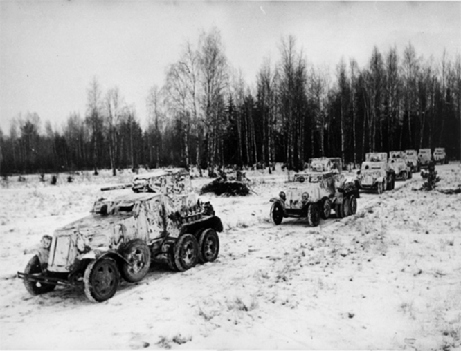 Советские бронеавтомобили выдвигаются на боевые позиции. Зима 1941–1942 гг.