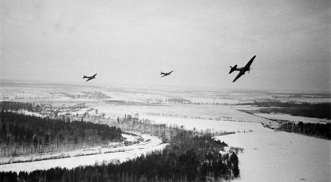 Советские самолёты облетают вражеские позиции под Москвой, декабрь, 1941 г.