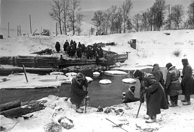 Сапёры возводят разрушенный мост. Наро-Фоминск, декабрь 1941 г.