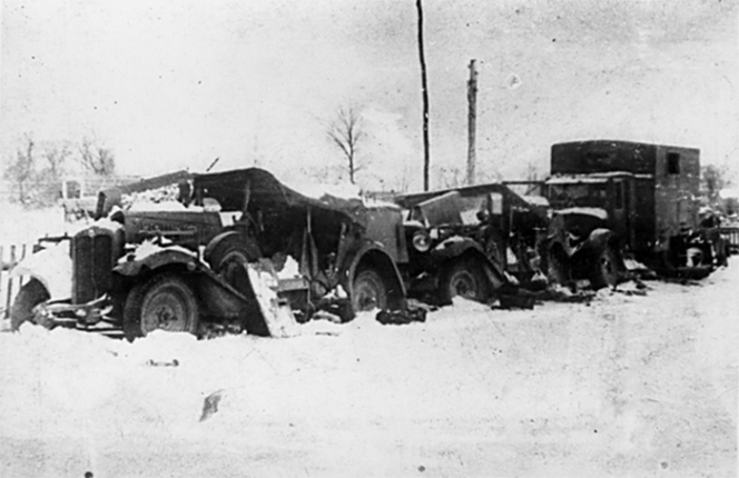 Разбитая немецкая автоколонна в районе деревни Крюково. Зима 1941–1942 гг.