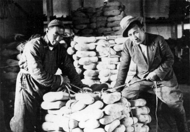 Рабочие Монголии сделали и послали в СССР шубы, валенки, перчатки, жилеты из овечьих шкур, свитера, одеяла и другие вещи в которых нуждались военнослужащие Красной Армии.