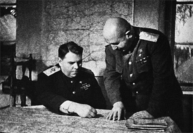 Командующий 3-м Белорусским фронтом Маршал Советского Союза А.М. Василевский (слева) и его заместитель генерал армии И.Х. Баграмян уточняют план штурма Кенигсберга. 1945 г.