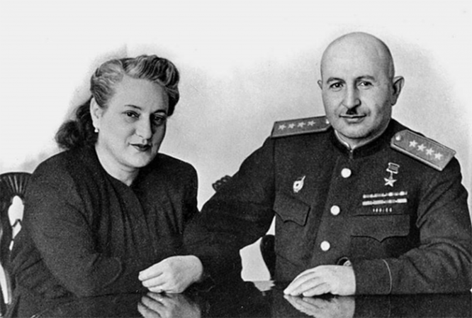 Иван Баграмян с женой. 1945 г.