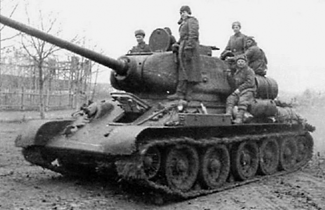 19 декабря 1939 года Постановлением Комитета Обороны при СНК СССР танк Т-34 был принят на вооружение Красной Армии.