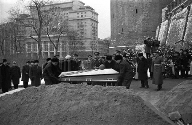 Захоронение праха Неизвестного солдата у Кремлевской стены. 3 декабря 1966 г.