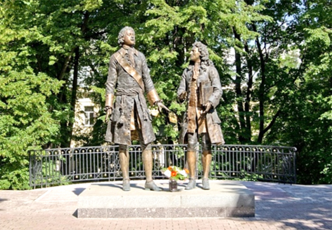 Памятник создателям госпиталя в Лефортово царю Петру I и доктору Николаю Бидлоо  в Малом госпитальном парке во внутреннем дворе Главного корпуса госпиталя.