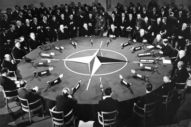 4 апреля 1949 года в США, с целью защиты Европы от советского влияния был создан блок НАТО.