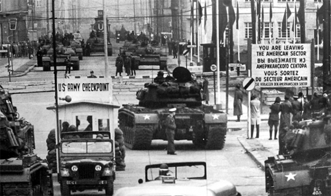  Советские и американские танки готовы открыть огонь на пропускном пункте «Чарли» в Берлине. 1961 г.