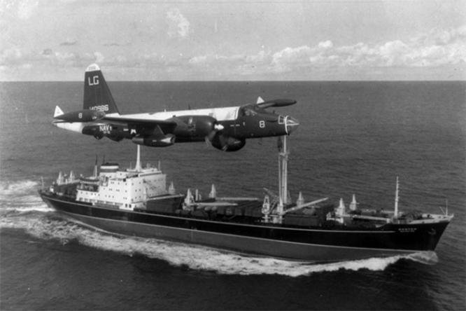 Советский транспорт «Охотск» сопровождает патрульный самолёт ВВС США Локхид П-2 Нептун. Карибский кризис 1962 г.