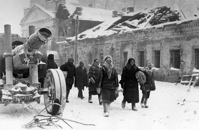 Тихвинцы возвращаются в освобожденный город. Январь, 1942 г.