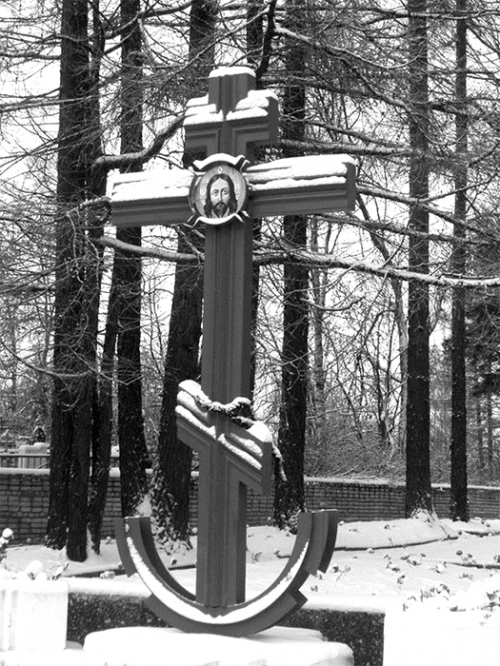 Крест на мемориальном кладбище в пямять погибщих в сражении за Тихвин воинов.