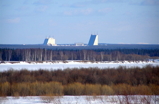 РЛС раннего обнаружения «Дарьял», контролирует воздушное пространство до северного побережья Аляски и Канады.