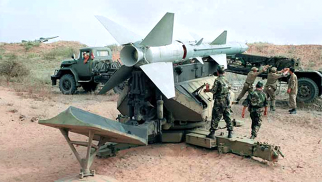 Заряжание пусковой установки СМ-90 зенитной управляемой ракетой.