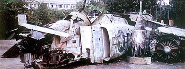 Обломки американского самолета F-4 Phantom, сбитого вьетнамскими зенитчиками.