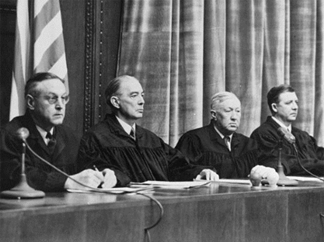 Судьи (слева направо): Харольд Л. Себринг, Уолтер Б. Билс, Джонсон Т. Кроуфорд, Виктор Свиринген.