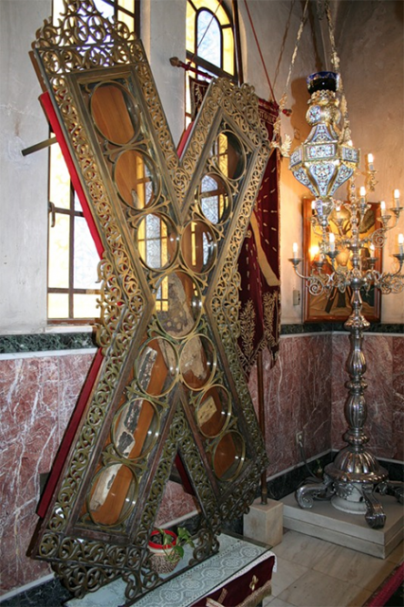 Крест апостола Андрея Первозванного в соборе святого Андрея в Патрах.