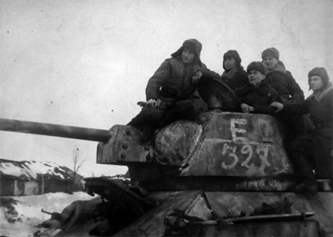 Танкисты 24-го танкового корпуса (с 26 декабря 1942 года – 2-го гвардейского) на броне танка Т-34.