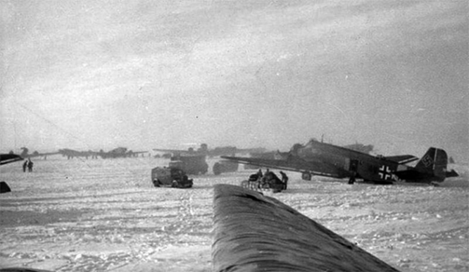 Тацинский аэродром за несколько часов до того, как на него ворвались советские танки.