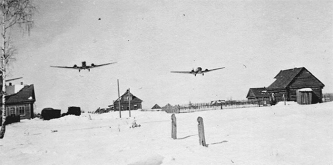 Немецкие Ju-52, взлетевшие с Тацинского аэродрома, везут продовольствие и боеприпасы армии Паулюса.