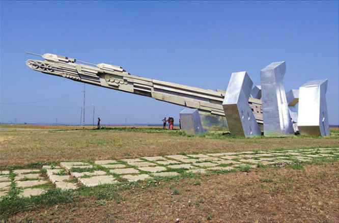 Памятник-мемориал «Прорыв», посвящен 2-му гвардейскому Тацинскому танковому корпусу, разгромившему крупный аэродром фашистов в станице Тацинской в декабре 1942 года.