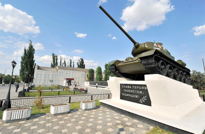 Памятник героям-танкистам, освобождавшим станицу Тацинскую.