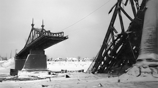 Уходя немцы взорвали Волжский мост.