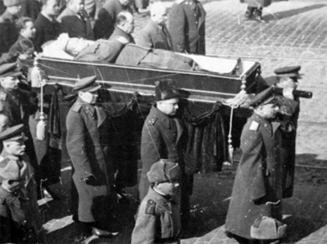 Генерал армии Ватутин был похоронен 17 апреля 1944 года в Киеве, в Мариинском парке.