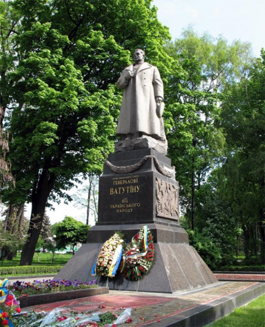 Памятник генералу Ватутину в Киеве.