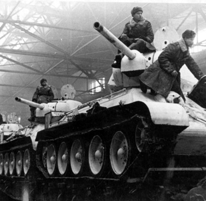 Т-34 на железнодорожных платформах перед отправкой на фронт.