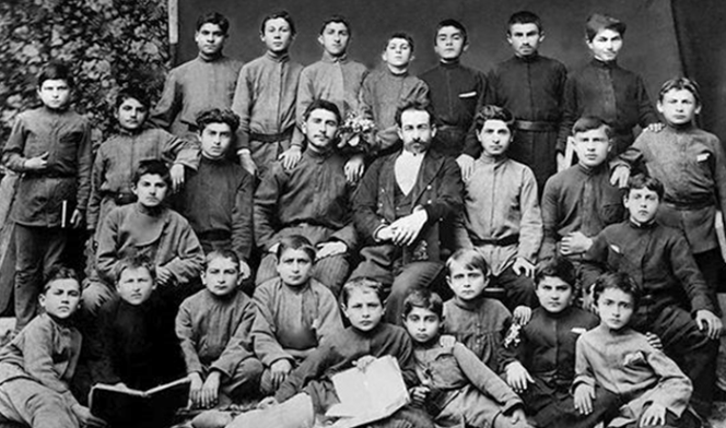 Сосо Джугашвили (Иосиф Сталин) в школьные годы (верхний ряд, четвертый слева).