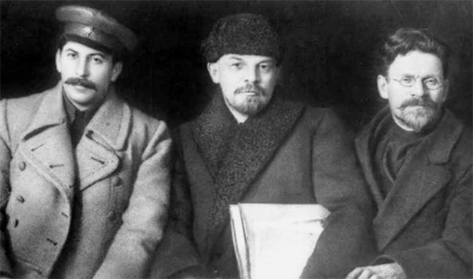 Иосиф Сталин, Владимир Ленин и Михаил Калинин во время VIII съезда партии, март 1919 года.