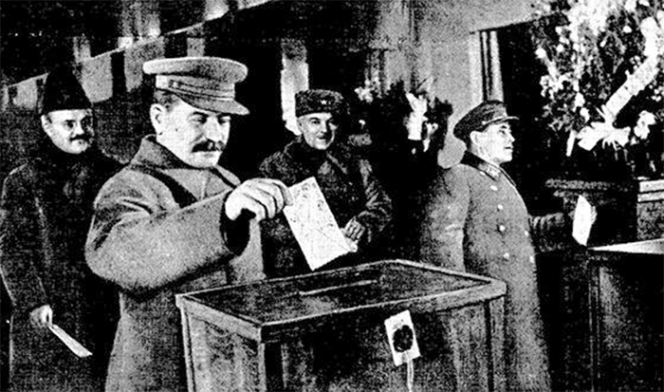 Сталин, Молотов, Ворошилов и Ежов на выборах в Верховный Совет СССР, 1937 г.