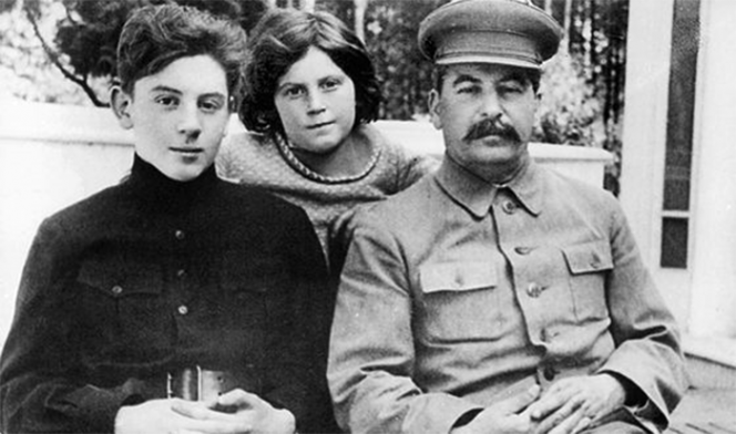 Иосиф Сталин с сыном Василием и дочкой Светланой.