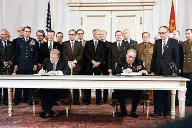 Президент США Джимми Картер и Генеральный секретарь ЦК КПСС Леонид Брежнев на подписании договора о сокращении стратегических наступательных вооружений СНВ-2. 1979 г.