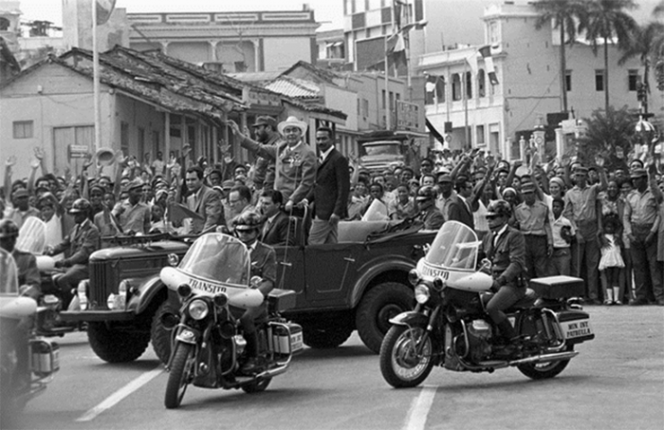 Генеральный секретарь ЦК КПСС Леонид Брежнев и Первый секретарь ЦК компартии Кубы Фидель Кастро Рус во время проезда по городу. Куба, Сантьяго-де-Куба, 1974 г.