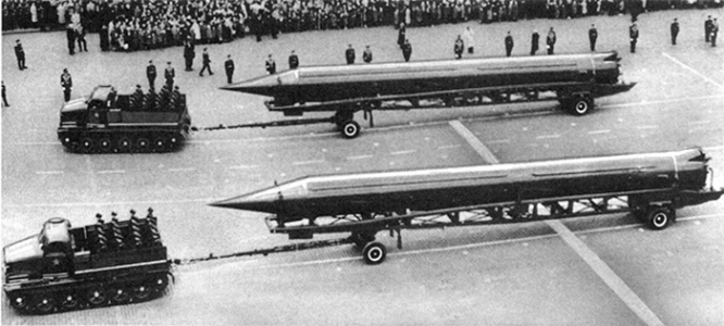 4 марта 1959 года боевой ракетный комплекс с БРСД Р-12 был принят на вооружение. Р-12 перед парадом на Красной площади.