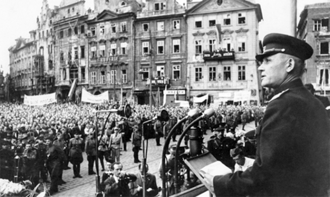 Маршал Иван Конев выступает на митинге перед жителями освобожденного города. Прага. Чехословацкая Республика. 6 июня 1945 года.