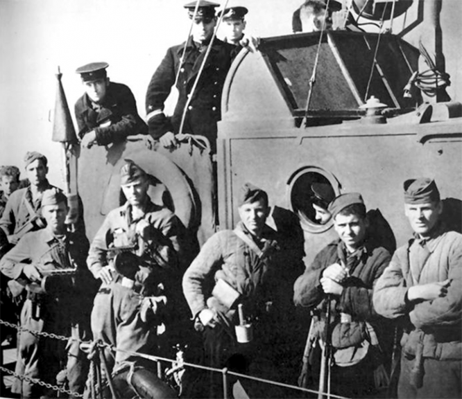 Десант на борту боевого катера. Керченско-Феодосийская операция, декабрь 1941 г.